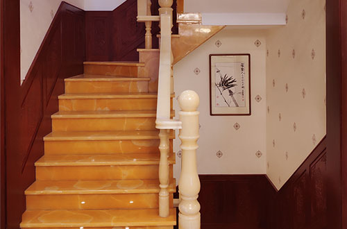 东城街道中式别墅室内汉白玉石楼梯的定制安装装饰效果